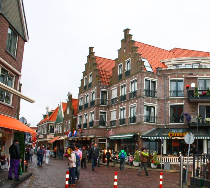 Compras  en Volendam  en la fiesta de  Kermis