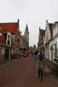 Monnikendam iglesia desde el puerto